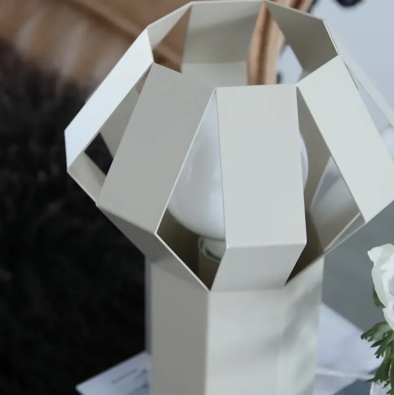 Octa bordslampa beige