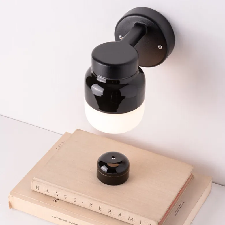 Ohm 140/205 vägglampa IP44 E27 svart/matt opal