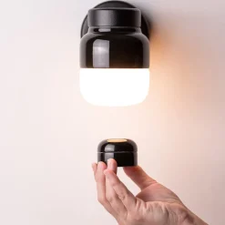 Ohm 140/205 vägglampa IP44 E27 svart/matt opal