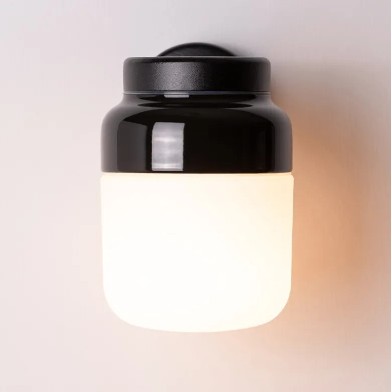 Ohm 140/205 vägglampa IP44 E27 svart/matt opal