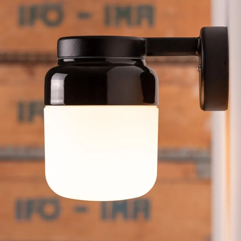 Ohm 140/205 vägglampa IP44 E27 svart/matt opal