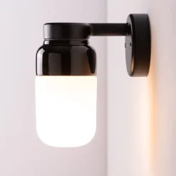 Ohm 100/210 vägglampa IP44 E27 svart/matt opal