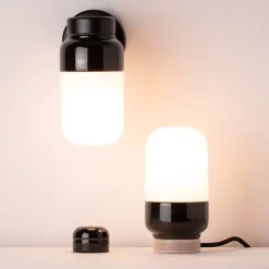 Ohm 100/210 vägglampa IP44 E27 svart/matt opal