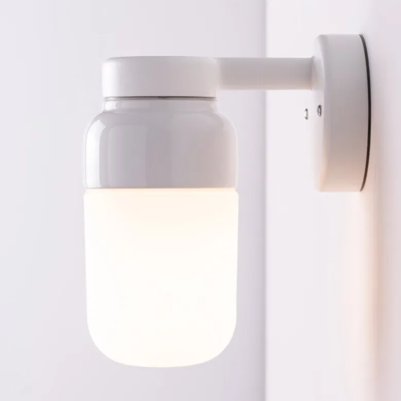 Ohm 100/210 vägglampa IP44 E27 vit/matt opal