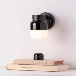 Ohm 100/150 vägglampa IP44 G9 svart/matt opal