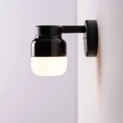 Ohm 100/150 vägglampa IP44 G9 svart/matt opal