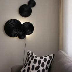 Omega vägglampa svart