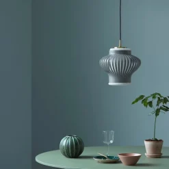 Opal lamella taklampa sky grey
