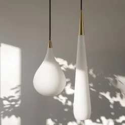 Opus 2 taklampa mässing/opal