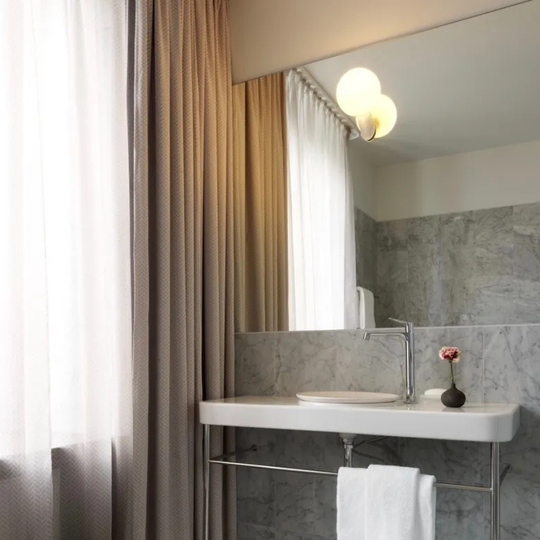 Pin vägglampamatt opalglas