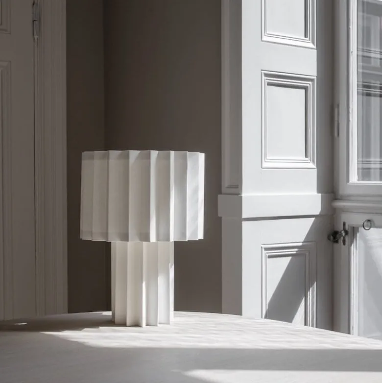 Plissé bordslampa vit textil