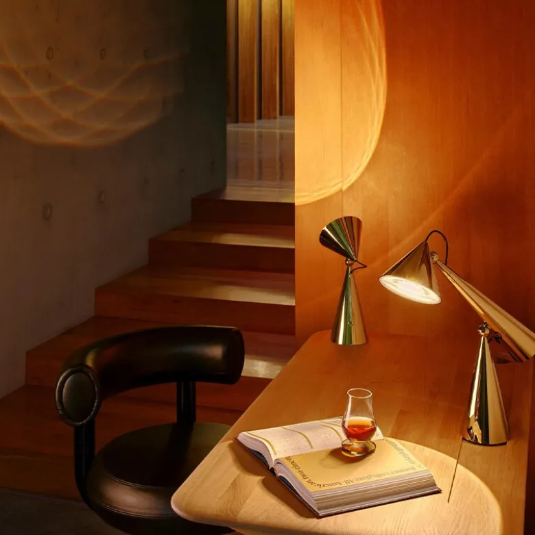 Pose portabel bordslampa guld