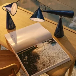 Pose Task bordslampa indigo