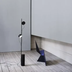 Post golvlampa svart