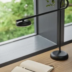 Salto bordslampa svart