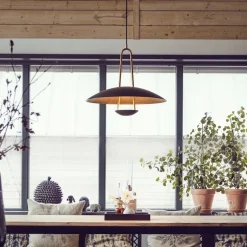 Satellit Ø550 taklampa svart/råmässing