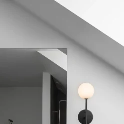 Sigma S vägglampa svart/opal glas