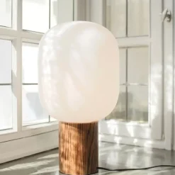 Skene bordslampa vit/bränt trä