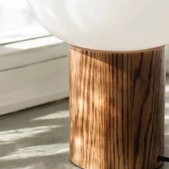 Skene bordslampa vit/bränt trä