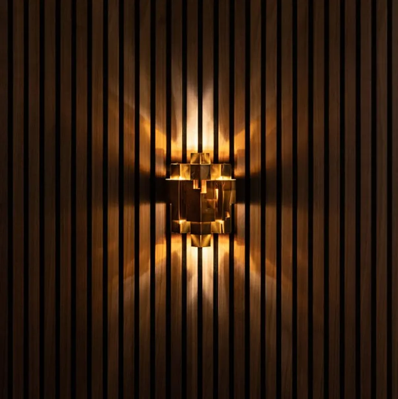 Skyline vägglampa fast installation rå mässing