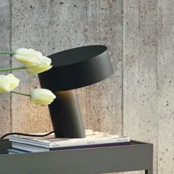 Slant bordslampa svart