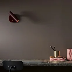 Slender vägglampa GU10 mörk röd/mässing