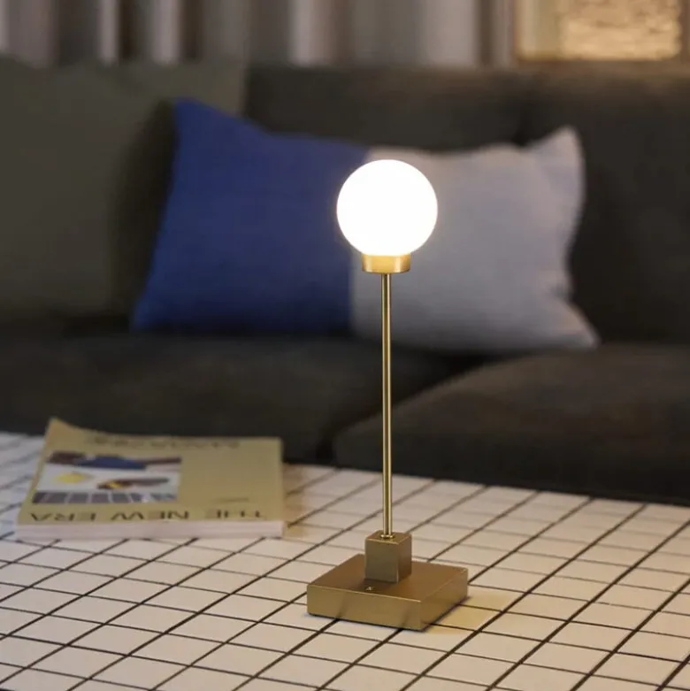 Snowball portabel bordslampa mässing