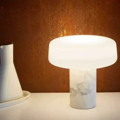 Solid bordslampa vit carrara marmor