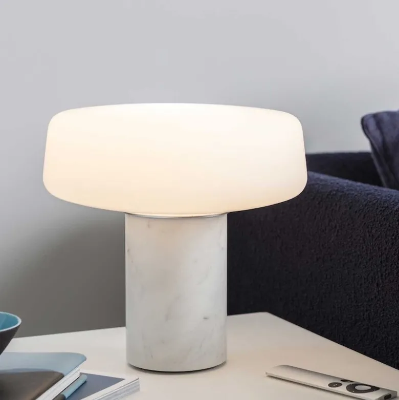 Solid bordslampa vit carrara marmor