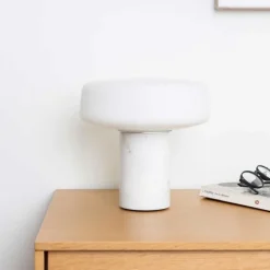 Solid small bordslampa vit carrara marmor