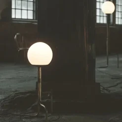 Strapatz glob bordslampa råmässing/matt opalglas