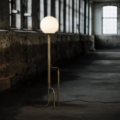 Strapatz glob golvlampa råmässing/matt opalglas