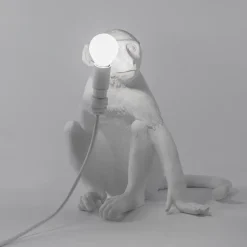 The Monkey Lamp sitting Bordslampa vit