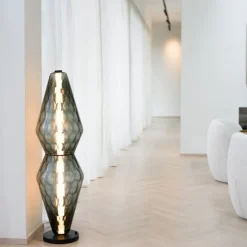 The Palazzo golvlampa svart/rökfärgat glas