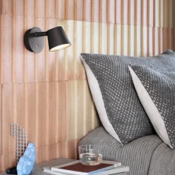 Tip vägglampa svart