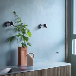 Tip vägglampa svart