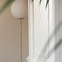 Torrano golvlampa vit/borstad mässing