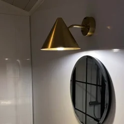 Tratt IP23 vägglampa mässing
