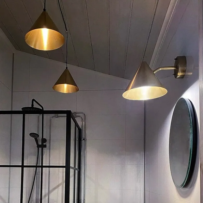 Tratt IP23 vägglampa mässing