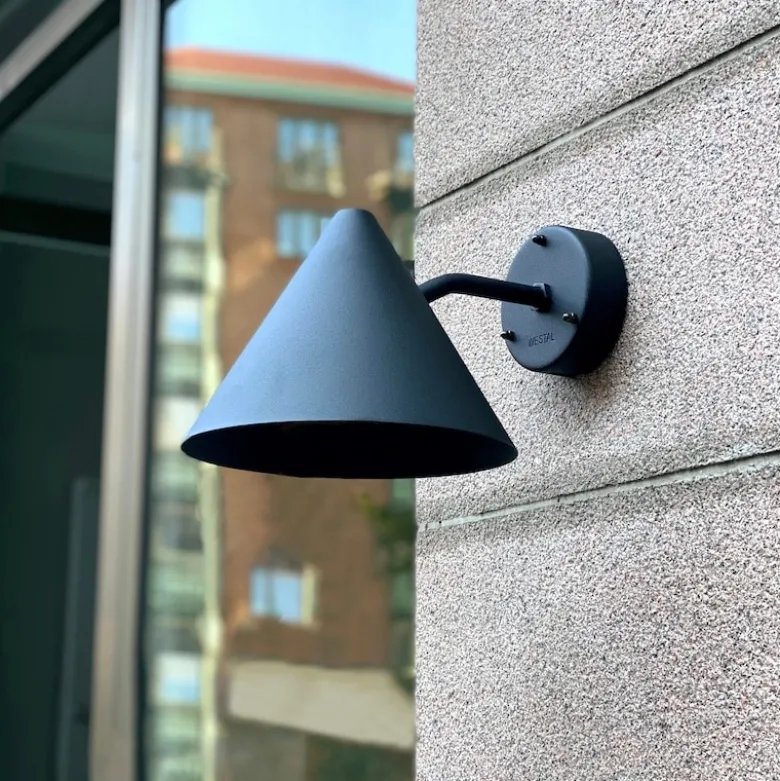 Tratt IP23 vägglampa svart