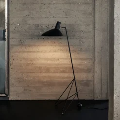 Tripod HM8 golvlampa matt black
