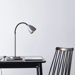 Trotsig bordslampa oxidgrå