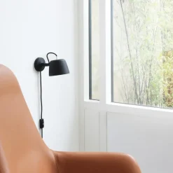 Tub vägglampa svart