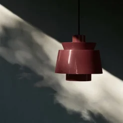 Utzon JU1 Taklampa Dark Burgundy