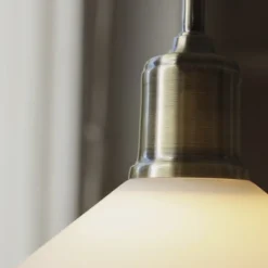 Vela vägglampa antik mässing/opalvit
