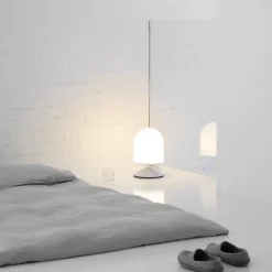Vinge bordslampa rönnbär/opalglas