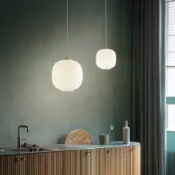 VL 45 Radiohus Ø175 taklampa Brass/Glossy White Opal glass
