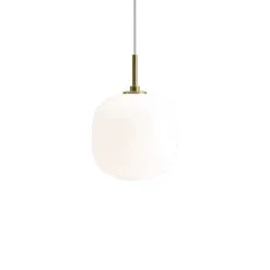 VL 45 Radiohus Ø175 taklampa Brass/Glossy White Opal glass