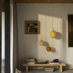 VL 45 Radiohus Ø250 taklampa Brass/Glossy Pale Yellow