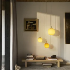 VL 45 Radiohus Ø250 taklampa Brass/Glossy Pale Yellow